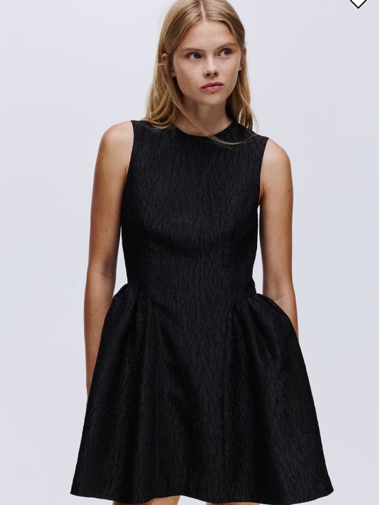 H&M Dresses & Skirts - H&M Black Textured Sleeveless A-Line Dress